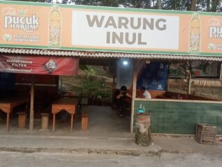 Warung Inul di Dago Pakar Bandung Jadi Spot Kuliner Sederhana dengan Nuansa Alam