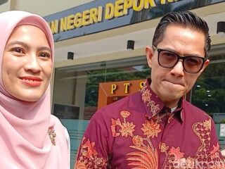 Dude Harlino Dampingi Alyssa Soebandono Operasi Skoliosis